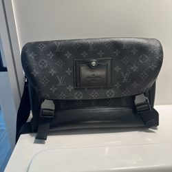 Louis Vuittion Messenger 