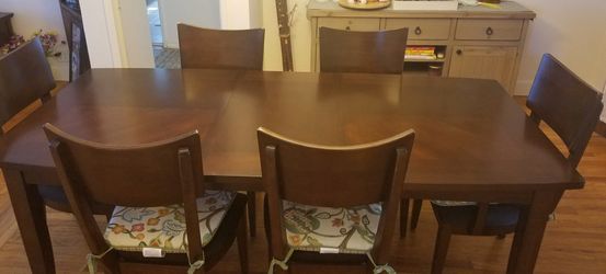 Dining table w/Chairs