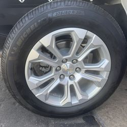 20" CHEVY OEM rims michelin defender ltxm/s2 tires 275/60/R20