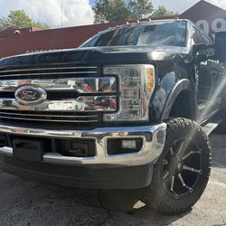 2017 Ford F350 Platinum Diesel 6.7 Powerstroke – Lifted – Clean