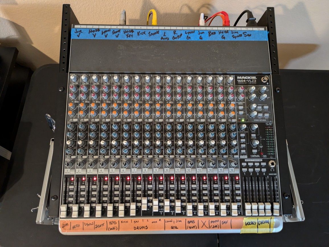 Mackie 1604 VLZ3 16 Channel Mixer with Road Case, Effects Processor, Crossover