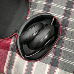 Beats Solo Studio (Needs Hinge Replacement) 