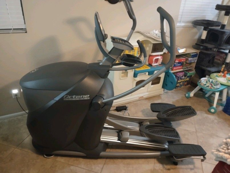 Octane Fitness Q47Ci Adjustable Stride Elliptical