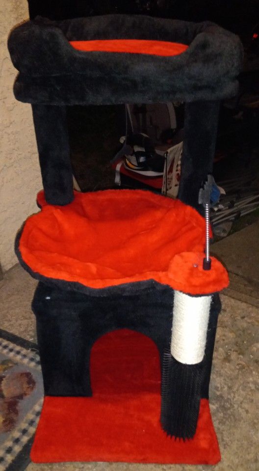 Brand New Never Used Golthic Luxury Cat Lounge /house On The Bottom Scratching Post