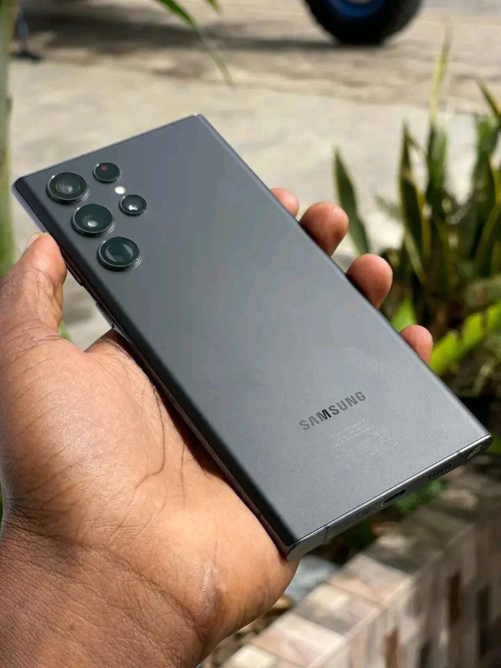 Samsung Galaxy S22 Ultra  , Factory Unlocked,  Excellent Condition Like New 