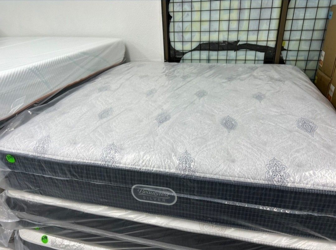 Like New King Size Beautyrest Mattress 