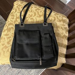 Beautiful Women’ Black Purse With Lots Of Pockets To Hold All Necessities In Excellent Condition
