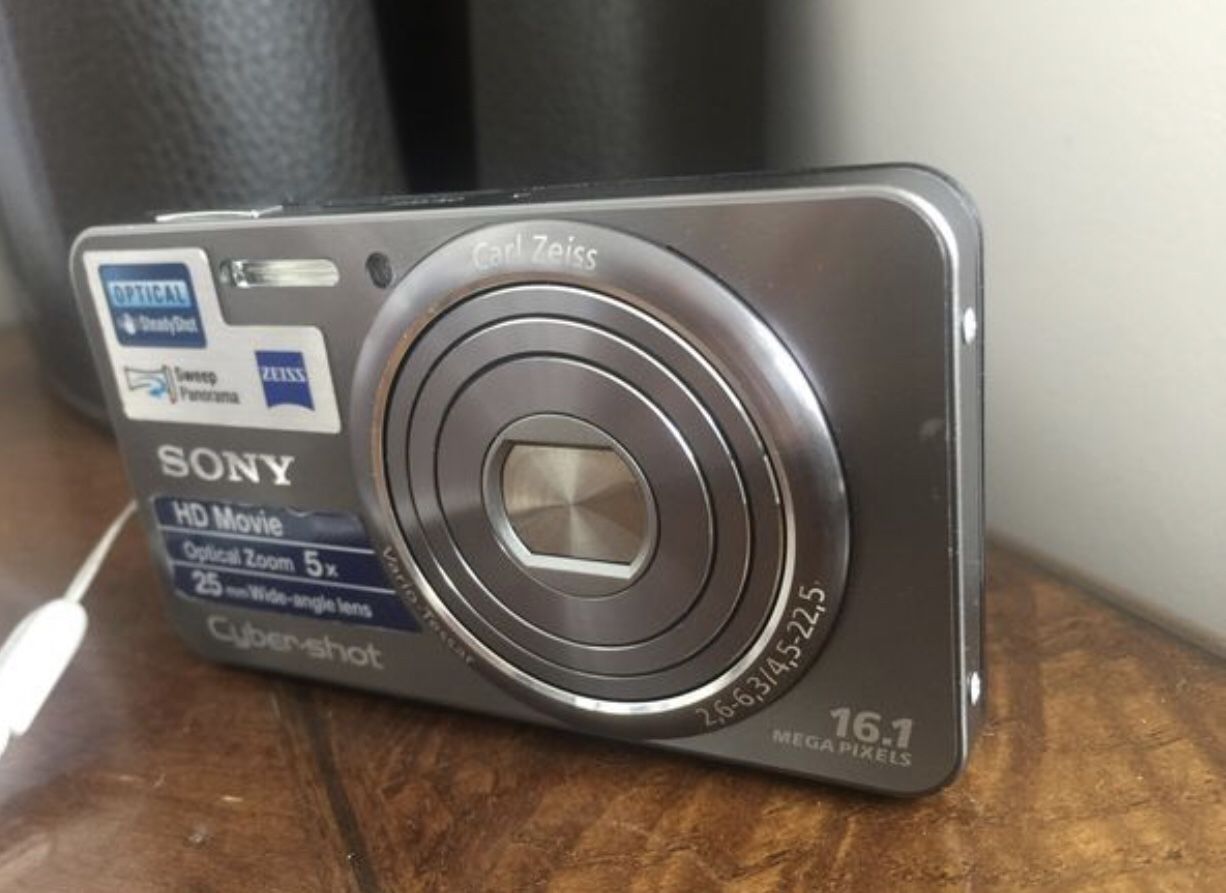 SONY CyberShot 16.1 Megapixel Slim Camera | Excellent Condition