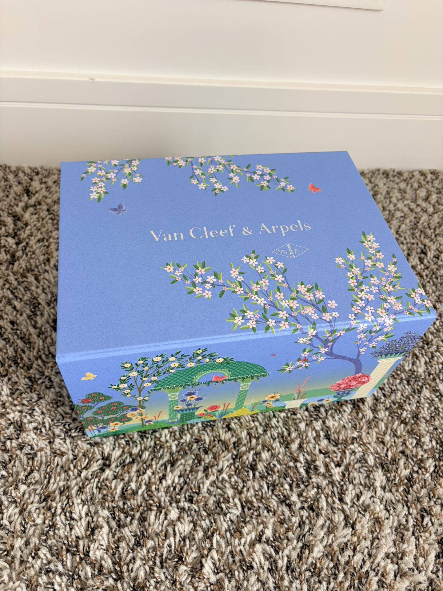 NEW VAN CLEEF AND ARPELS PACKAGING