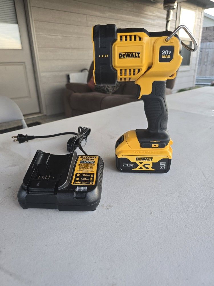 $150 FIRM NO LESS DeWalt DCL043 20V MAX Cordless LED Jobsite Spotlight w/ 5ah XR battery & Charger