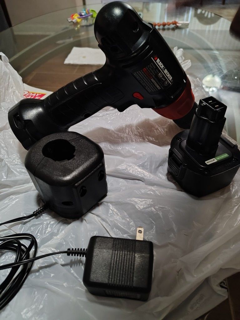 Black And Decker 7.2 Volt Drill Machine With Battery And Charger
