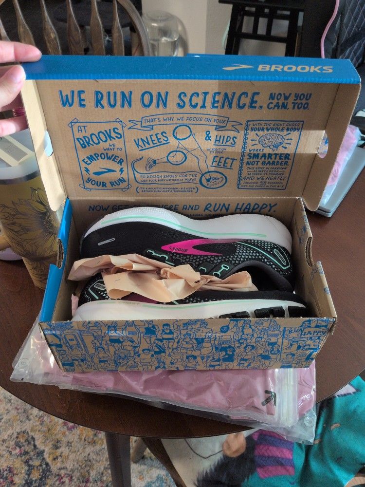 Brand New Never Worn Women's 8.5 Size Brooks Shoes