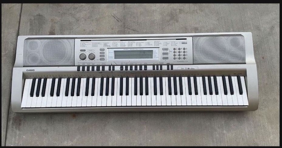 Casio WK-200 piano works great