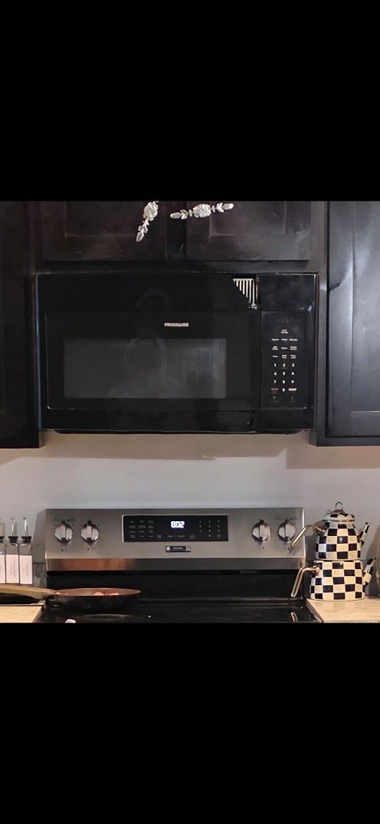 Frigidaire Microwave ...Great Condition But Don't Handle Broke.