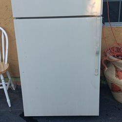 Refrigerator G