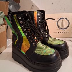 Woman's Boots Fits 7/1/2 or 8  Good Condition