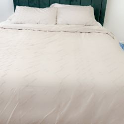 Queen Velvet Emerald Bed Frame 