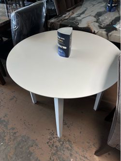 Round dining table