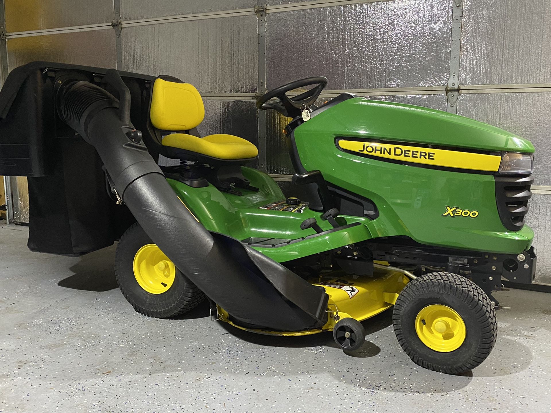 John Deere X300, Garden Tractor 42in. Edge Deck Riding Mower W/BAGGER