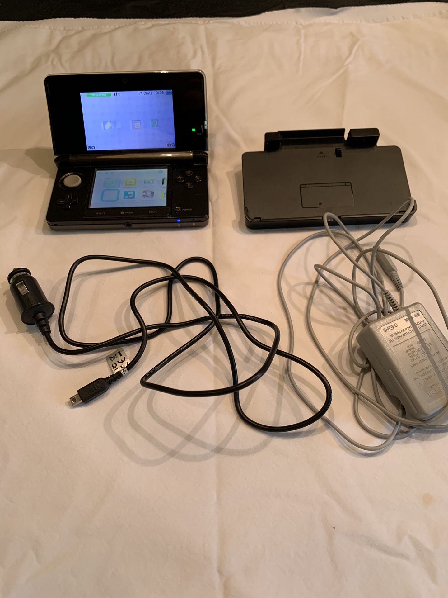 Nintendo 3DS w/ chargers case games