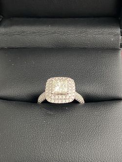 Beautiful Custom Engagement Diamond Ring
