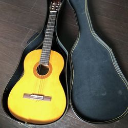 Yamaha C40 Full Size  Guitar, Tan W/ Case