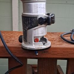 Router Makita RT0701C 