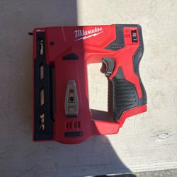 Milwaukee M12 3/8" Crown Stapler