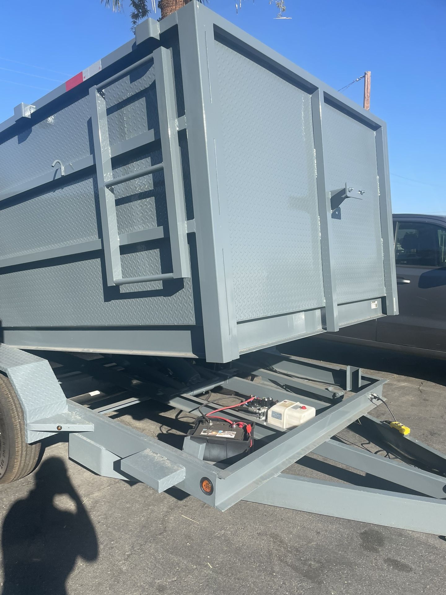 Scissor Lift Dump Trailer With Extras