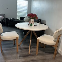 Round Table w/ Chairs 