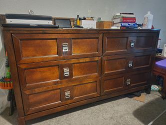 7pc Wood Queen Size Bedroom Suit