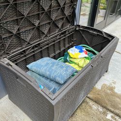 Outdoor storage bin