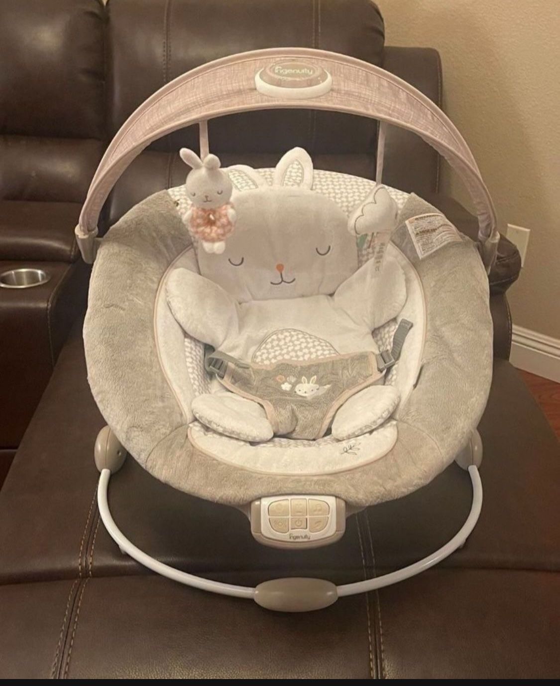 Ingenuity Twinkle Tails Vibrating Infant Baby Bouncer with Lightning Toy Bar and Pillow