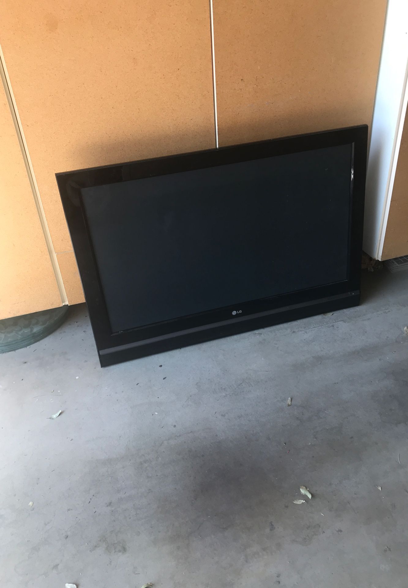 LG TV size 42X28