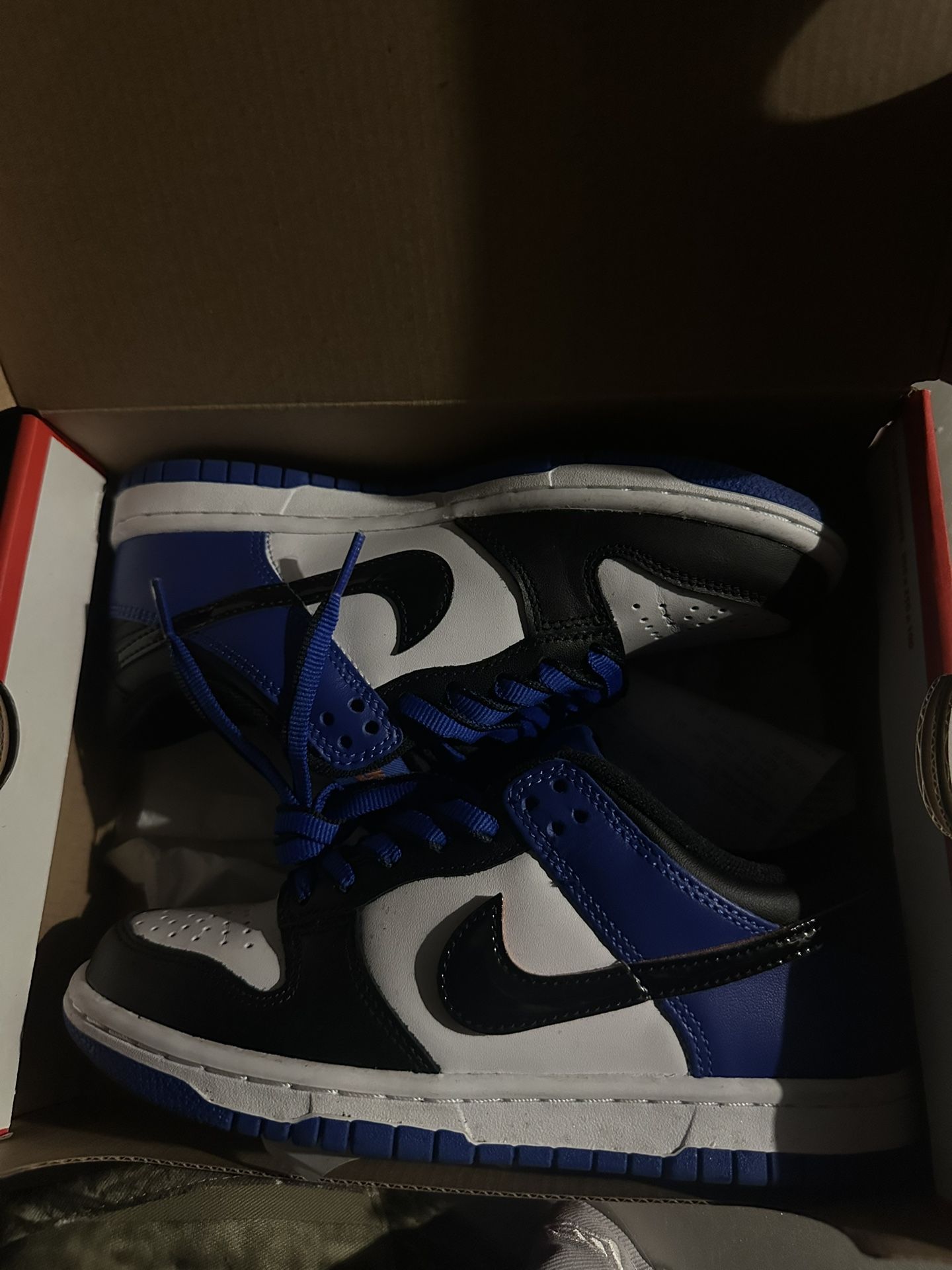 low dunks, size 4 kids, 70$ or any other offers, worn once