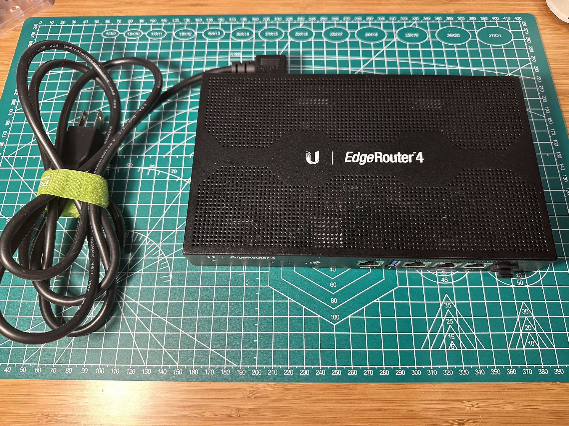 Ubiquiti EdgeRouter 4 ER-4 Gigabit Ethernet Router w/ SFP