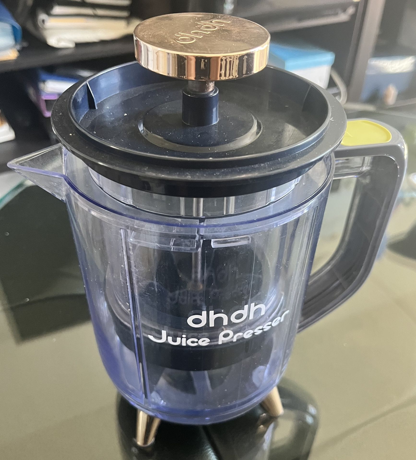 DHDH Juice Presser, a manual juice extractor