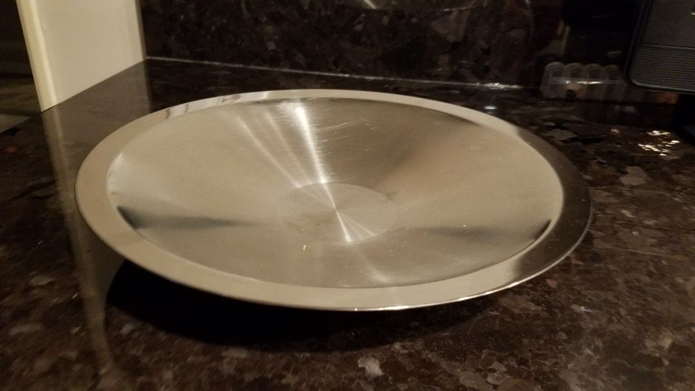 Metal fruit bowl