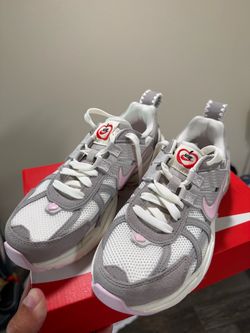 W NIKE V2K RUN  for women size 5.5 USA