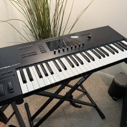Native Instruments Kontrol S49 MK3 with Stand