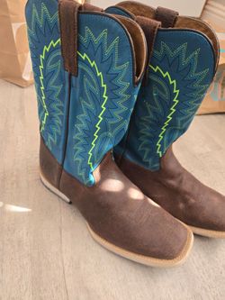 Ariat boots size 6 almost new
