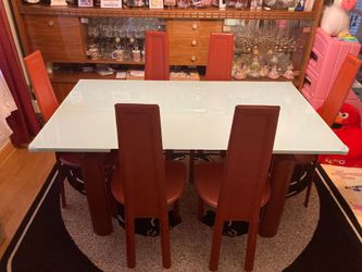 Glass expandable dining table and leather chairs
