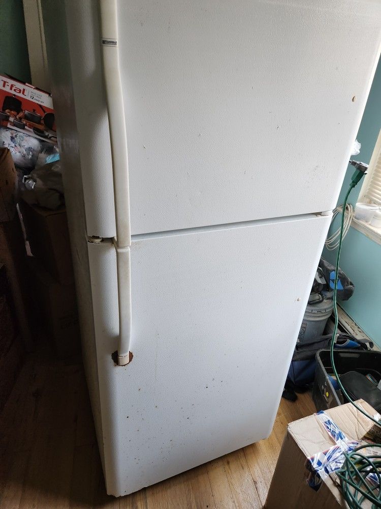 30" White Kenmore Refrigerator