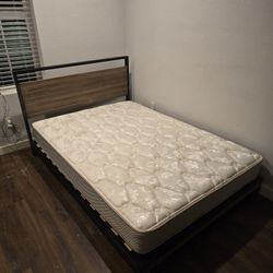 Queen Bed With Wood Headboard 