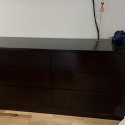 Bedroom furniture set