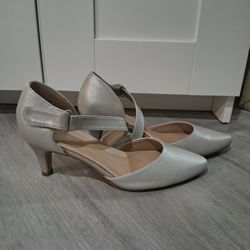 Very comfortable silver heels