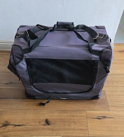 Portable pet crate for car traveling