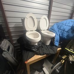 2 Toilets 