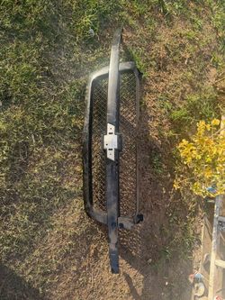 2003/06 Chevy Silverado Avalanche front grill original OEM