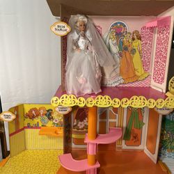 Collectible 1975 Barbie Fashion Plaza 